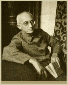 Смирнов с книгой.jpg